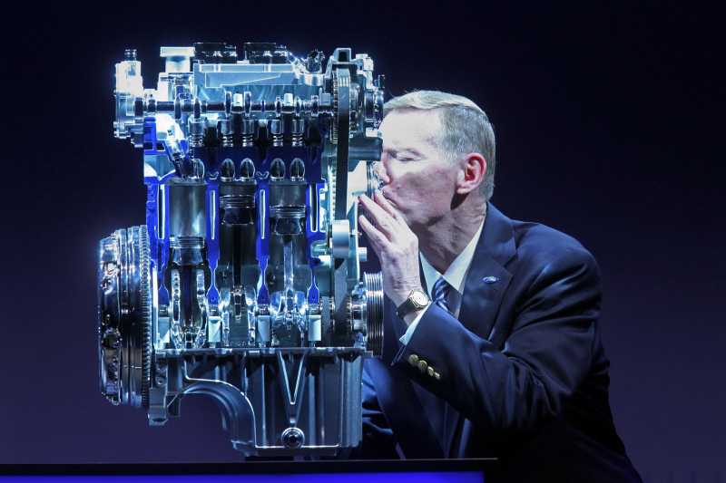 Illustration for article titled Alan Mulally Makes Out With The Seven Millionth Ford Transit Van